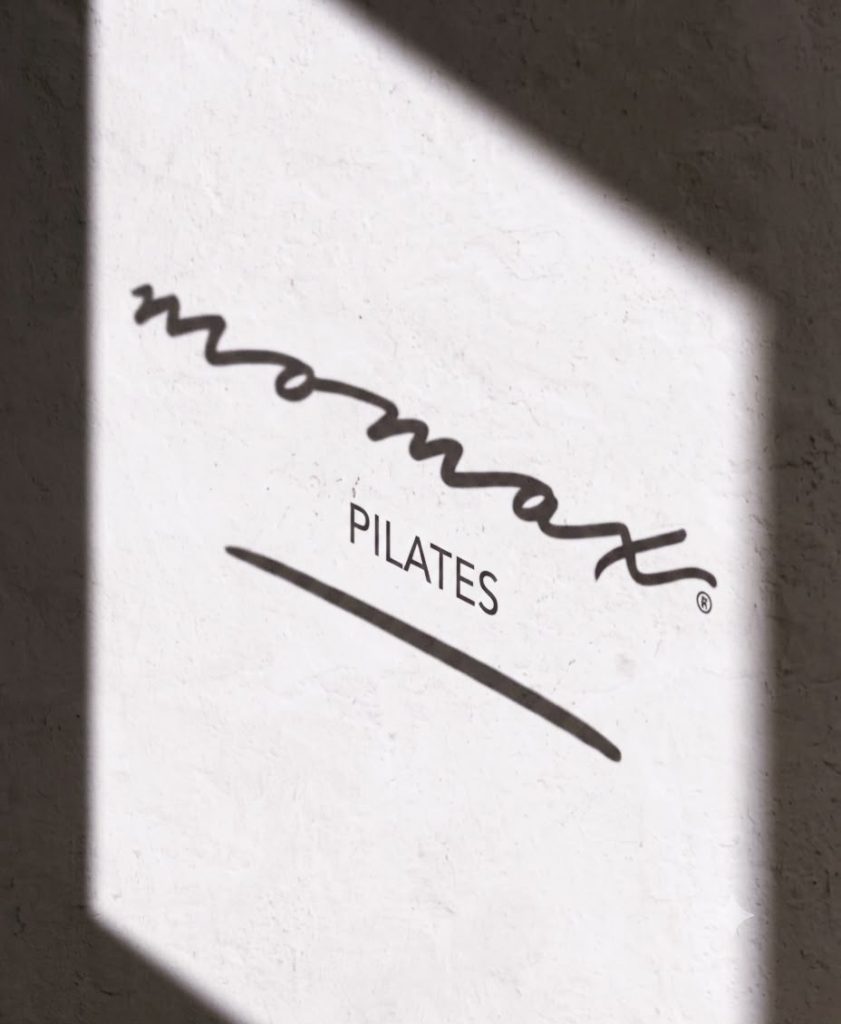Momax Pilates Logo an der Studiowand