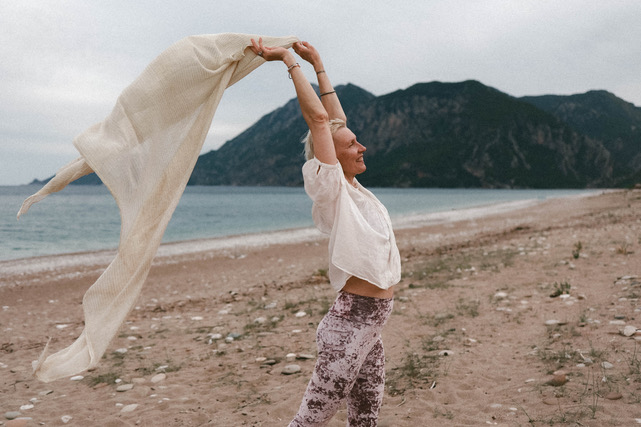 Mia beim Yoga mit Tuch